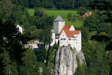 Altmühltal-Panoramaweg von Jachenhausen nach Prunn - Blick auf Schloss Prunn