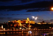 Kulturschätze der Donau - Budapest - Feuerwerg über dem Burgberg