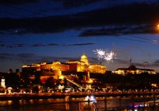 Kulturschätze der Donau - Budapest - Feuerwerg über dem Burgberg
