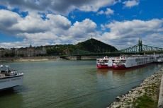 Kulturschätze der Donau - Budapest - Unser Schiff mit dem Gellertberg im Hintergrund