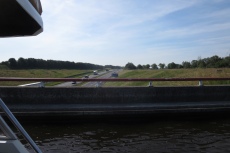 Mit dem Hausboot durch Friesland - Kanalbrücke über die A32