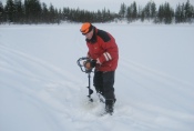 Lapplands Drag: Vorbereitung zum Eisangeln