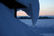 Lapplands Drag: Sonnenaufgang hinter der Hütte