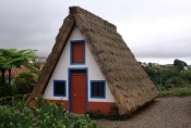 Madeira - Traditionelles reetgedecktes Haus