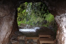 Madeira - Wasserfall am Tunneleingang