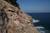 Mallorca - Felsküste nahe des Höhleneingangs
