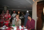 Marokko: Unsere Reiseleitung im Berberrestaurant