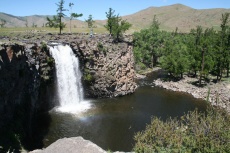 Mongolei: Am Wasserfall