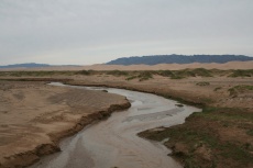 Mongolei: Kleiner Fluss vor den Dünen von Khongoryn Els
