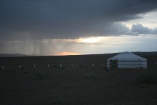 Mongolei: Schauerzelle über der Wüste