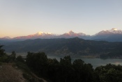Nepal - Ganz links: Dhaulagiri (8167m), dann das Annapurna-Massiv (8091m)