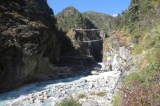 Nepal - Die Hillary-Brücke (oben natürlich)