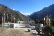 Nepal - Tenzing Norgay vor dem Everest