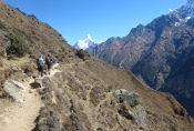 Nepal - Schmaler Pfad im Khumbu-Tal (hinten: Ama Dablam)