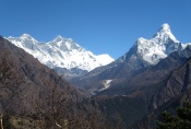 Nepal - Blick von der Terrasse des Everest View Hotels (links: Everest, halblinks: Lhotse, rechts: Ama Dablam)