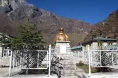 Nepal - Hillary-Denkmal in Khumjung