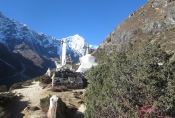 Nepal - Stupa auf dem Weg zum Kloster Thame