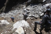 Nepal - Geröllfeld am Steilhang