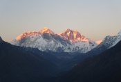 Nepal - Die letzten Sonnenstrahlen auf dem Everest