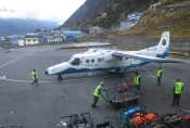 Nepal - Die erste Maschine des Tages ist in Lukla gelandet