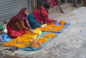 Nepal - Blumenverkäuferinnen