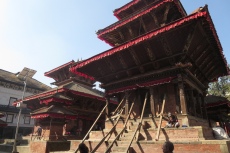 Nepal - Erdbebengeschädigter Tempel am Durbar-Platz