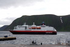 Nordkap, Hurtigruten und Lofoten: Hurtigruten im Hafen von Honningsvåg