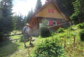 Karpaten - Tomas vor 'seiner' Hütte im Sambata-Tal