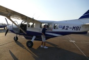 Botswana - Pilot mit Gippsland GA-8 nach dem Flug über das Okavangodelta